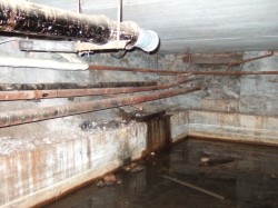 вид объекта до ремонта(инфильтрация воды в подвал через плиту в местах примыкания плита-стена)
