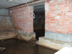 вид объекта до ремонта(инфильтрация воды через плиту, прижимные стенки, примыкание пол-стена)