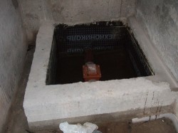Инфильтрация воды в приямок по примыканиям и стенкам