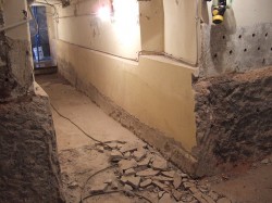 Инфильтрация воды через примыкания пол-стена, капиллярный подсос влаги несущих кирпичных стен подвала.