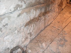 Демонтаж старого покрытия со стен, штрабление швов и примыканий стен.